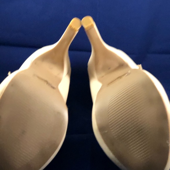 Cream colored heels size 7 - Picture 2 of 4